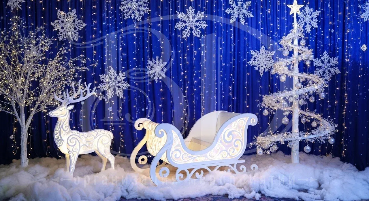 Фотозона на Рождественской вечеринке в синих тонах