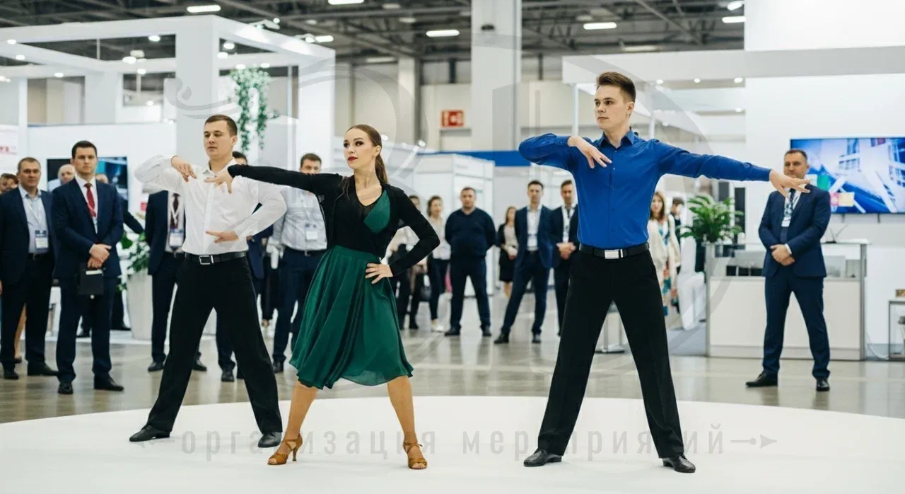 Танцевальное шоу в рамках торжественных церемоний на выставке Танцевальное шоу на выставочной площадке
