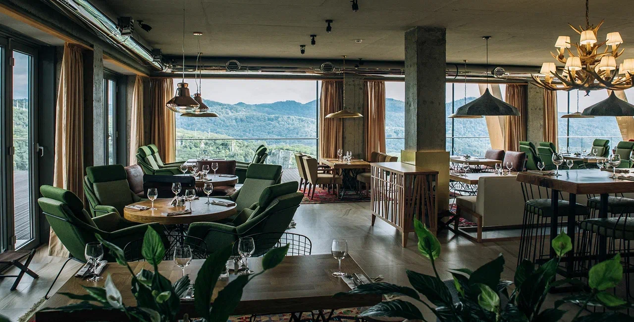 Обстановка внутри площадки: Основной зал ресторана Каури (Сочи)