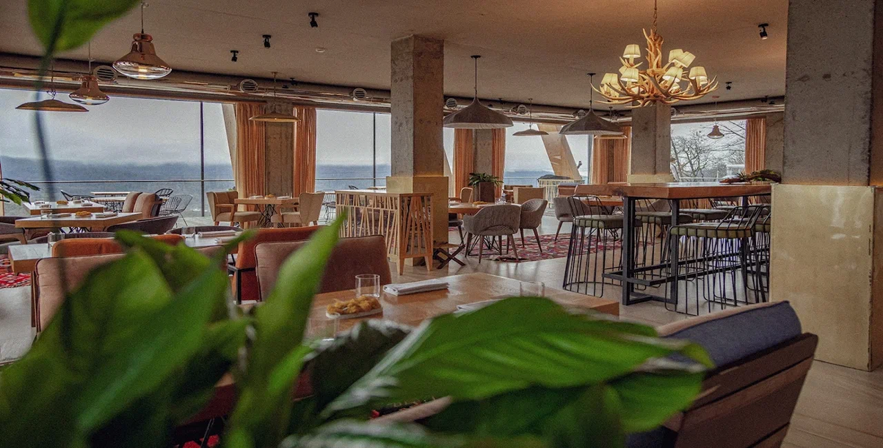 Дизайнерские решения в интерьере основного зала ресторана Каури (Сочи)