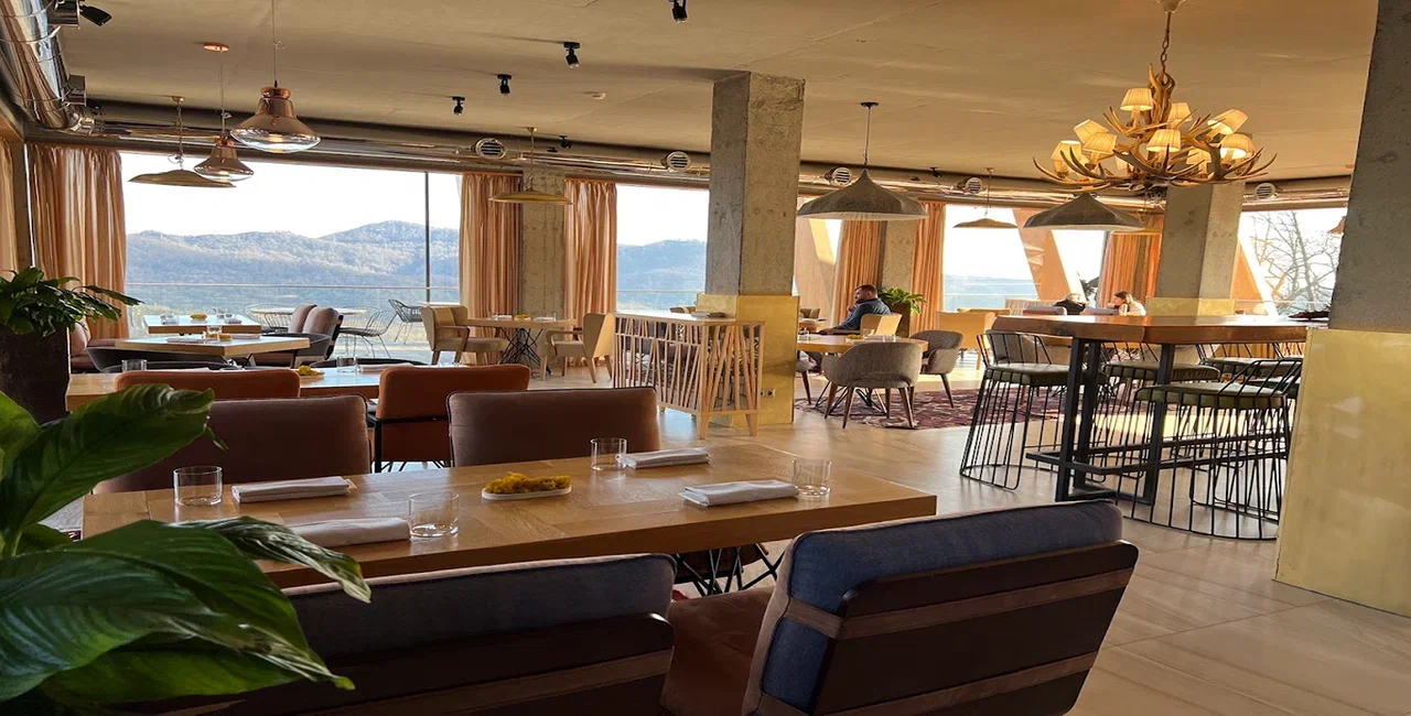 Пространство для банкета в основном зале ресторана Каури в Сочи