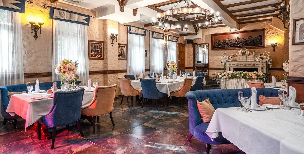 Обстановка внутри площадки: ресторан Добрый Мерлин бутик-отеля Вилла Анна (Сочи)