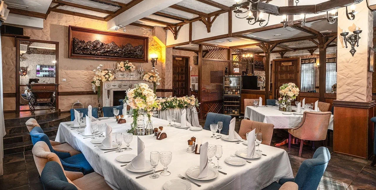 Дизайнерские решения в интерьере ресторана Добрый Мерлин бутик-отеля Вилла Анна (Сочи)