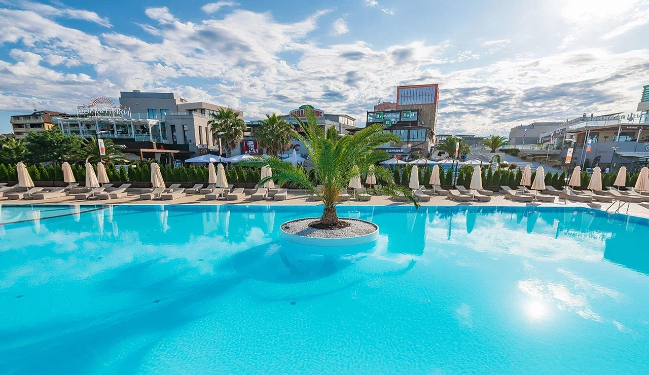 Бассейн у ресторана Veranda в РК Мандарин: вечеринки под открытым небом в Сочи