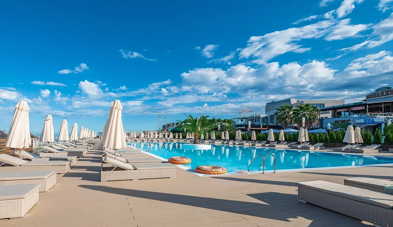 Зона отдыха у бассейна для гостей летней вечеринки в ресторане Veranda (РК Мандарин, г. Сочи)