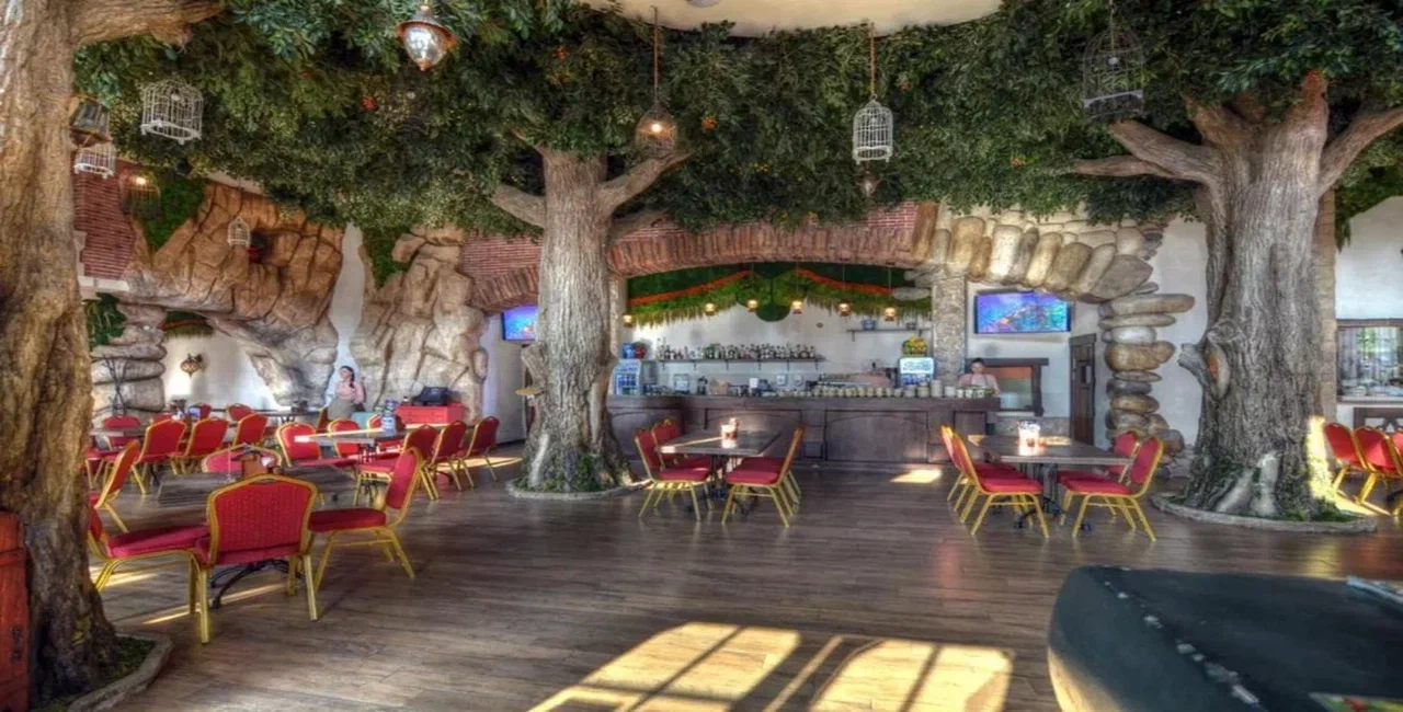 Дизайнерские решения в интерьере ресторана Волшебный сад (Сочи)