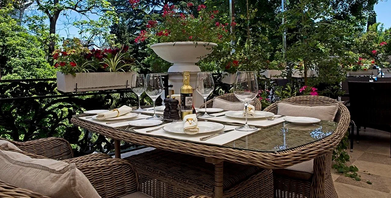 Терраса в Усадьбе Хлудова в Сочи для летних мероприятий (деловые встречи, юбилеи и пр.)