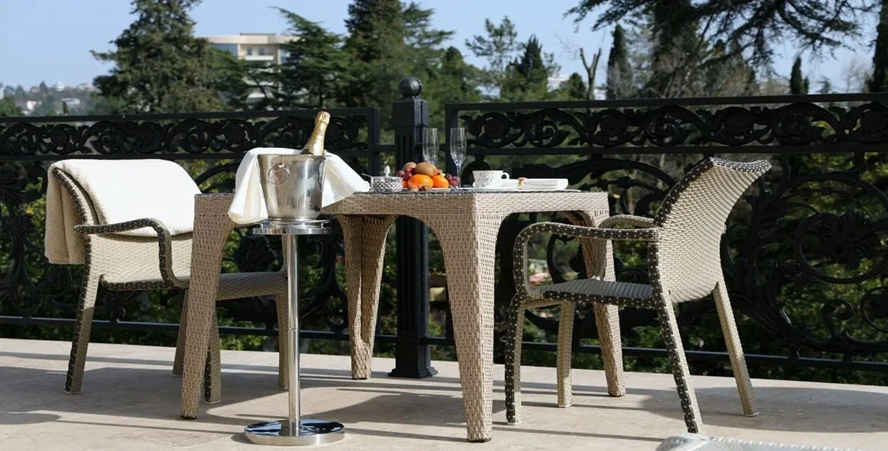 Обстановка на террасе в Усадьбе Хлудова: пространство для мероприятий в Сочи