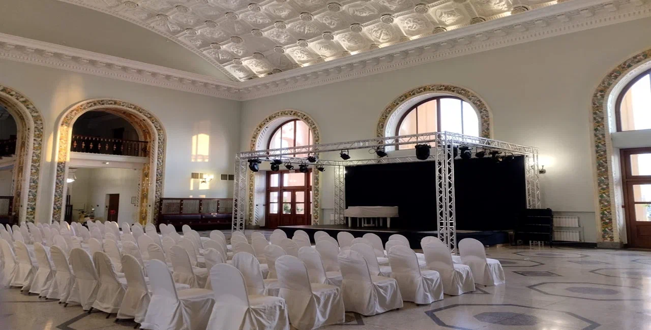 Дизайнерские решения в интерьере зала Чайка в ресторане Морской (Сочи)