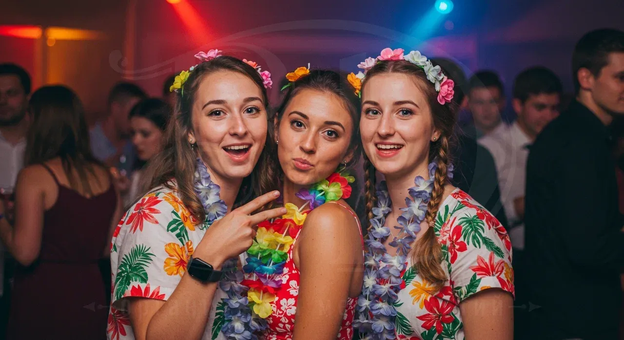 Организуем гавайскую вечеринку под ключ. Звоните 8 (800) 700-39-32. Отличное настроение гостей на гавайской вечеринке