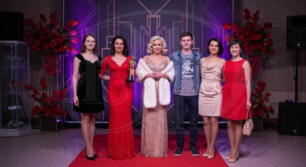 Оформление красной дорожки для гостей вечеринки в стиле Голливуд Гости мероприятия в стиле Голливуд на красной дорожке