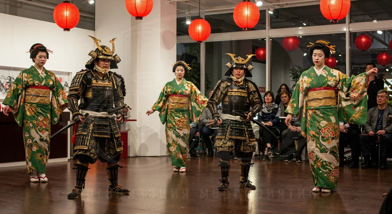 Вечеринка в японском стиле: артисты в костюмах самураев