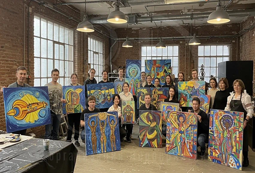Мастер-класс по живописи: участники на финальном фото Мастер-класс по живописи: каждый рисует свою картину