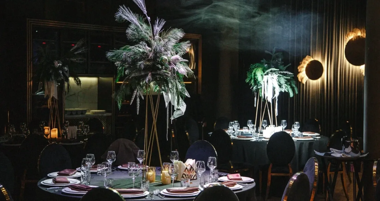 Ресторан Madison: декорирование и сервировка для новогоднего корпоратива компании 3S Group