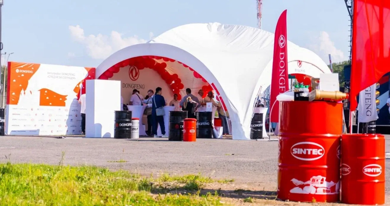 Шатёр с угощениями для гостей финиша автопробега Dongfeng