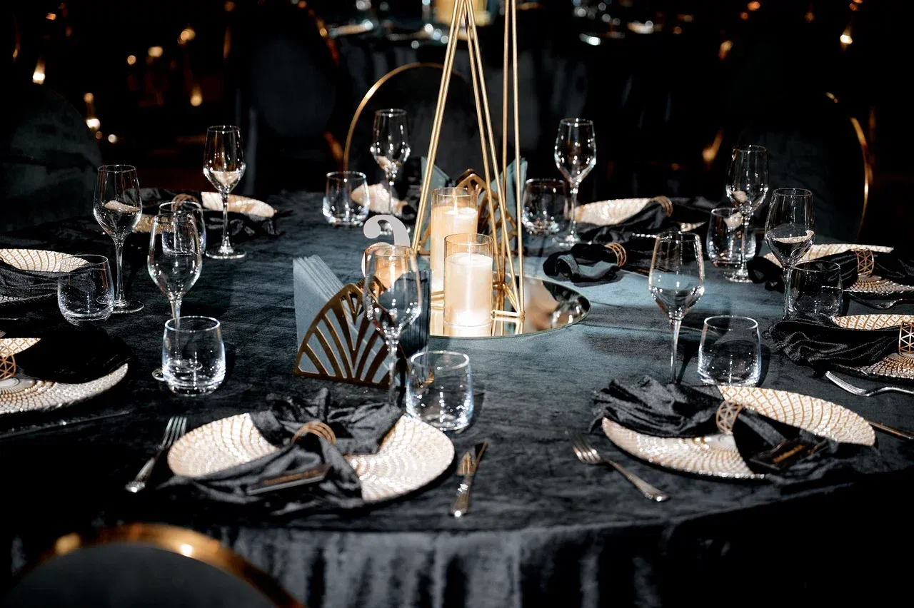 Сервировка столов при подготовке к корпоративу