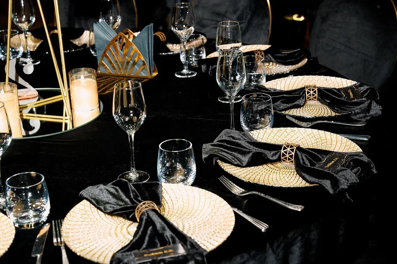 Чёрный цвет преобладал в декоре на корпоративном мероприятии в стиле Гэтсби