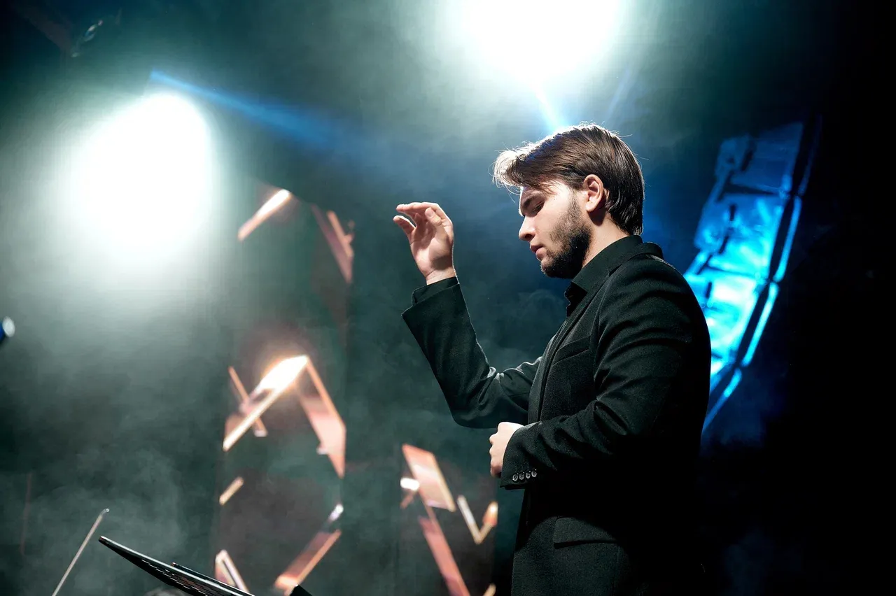 Оркестр под управлением дирижера на корпоративном мероприятии в День строителя 2025