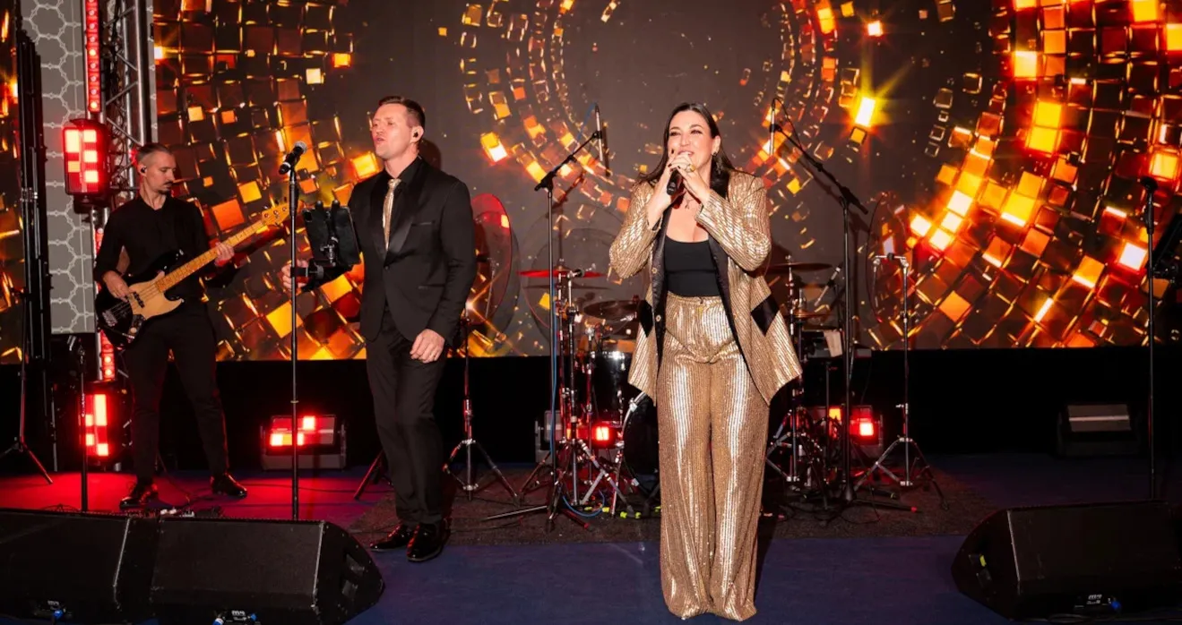 Вокалисты в шоу-программе для участников конференции Эвотех