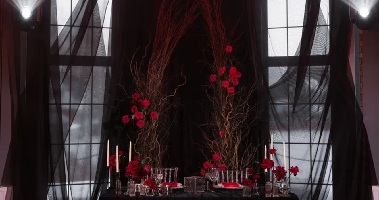 Оформление стола для молодожёнов на свадьбе в готическом стиле