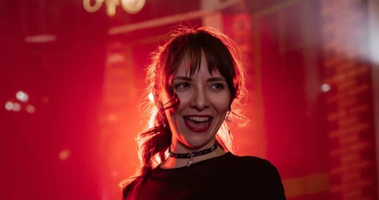 Гостья на свадьбе в готическом стиле