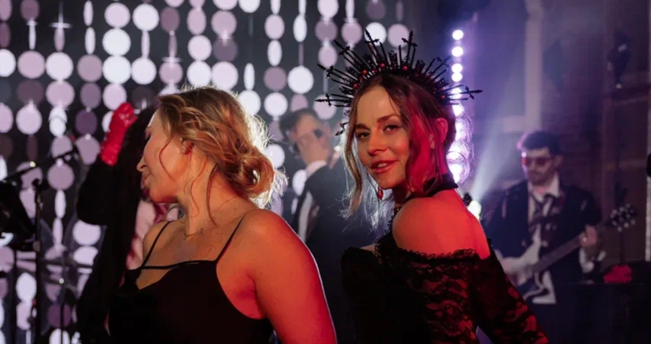 Невеста с гостями свадьбы в стиле готической Love Story