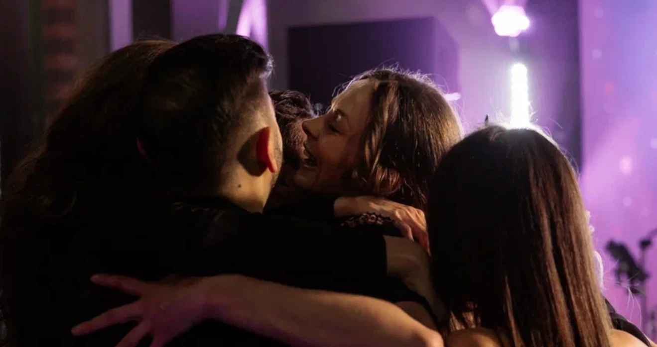 Объятия молодожёнов с гостями свадьбы в стиле мрачной романтики