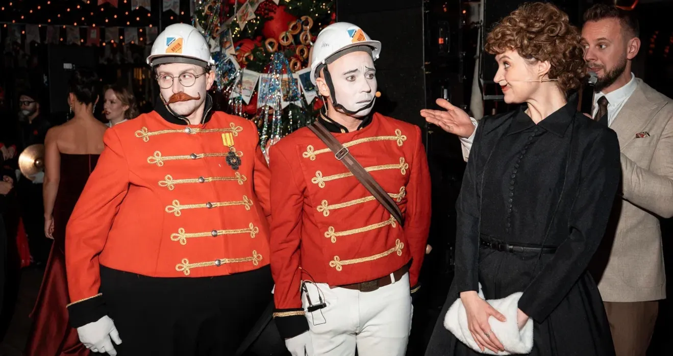 Артисты цирка в шоу-программе вечеринки в стиле фильма Карнавальная ночь