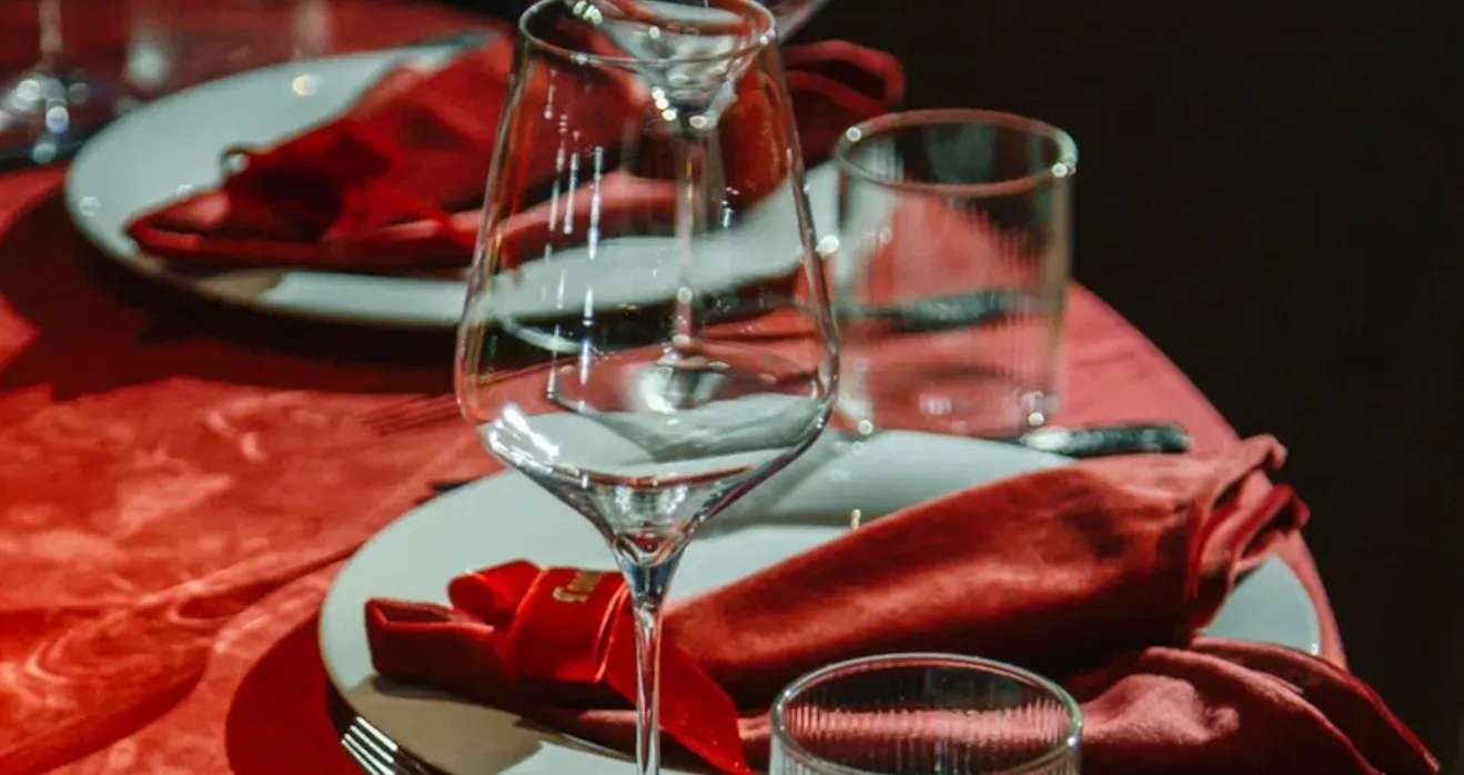 Персональный декор на столах для гостей новогодней вечеринки