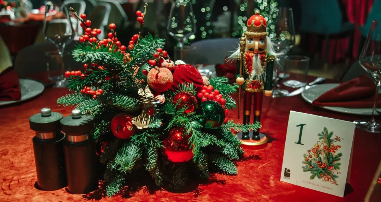 Новогодняя символика в советском стиле на корпоративном мероприятии строительной компании