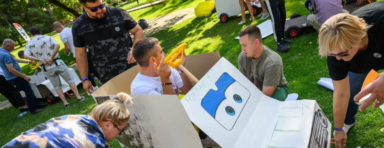 Летний корпоратив для компании КомТрансЮг: команды собирают тарантасы