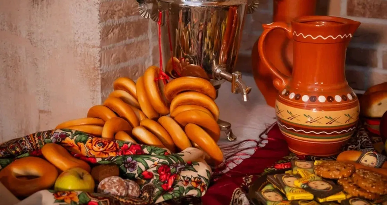 Аутентичный декор столов на корпоративе в стиле A la Russe в преддверии Нового 2026 Года (праздник для R-Keeper)