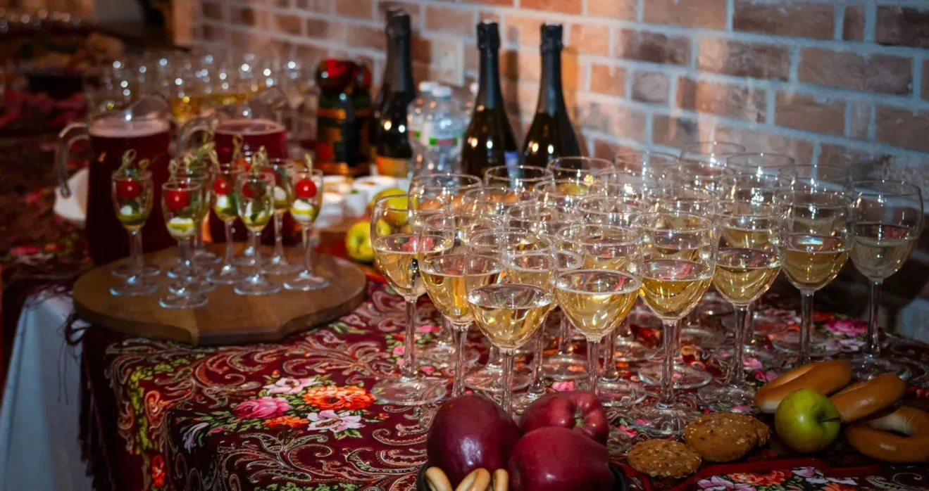 Угощения и напитки в русском стиле на welcome-зоне для гостей новогоднего корпоратива компании R-Keeper