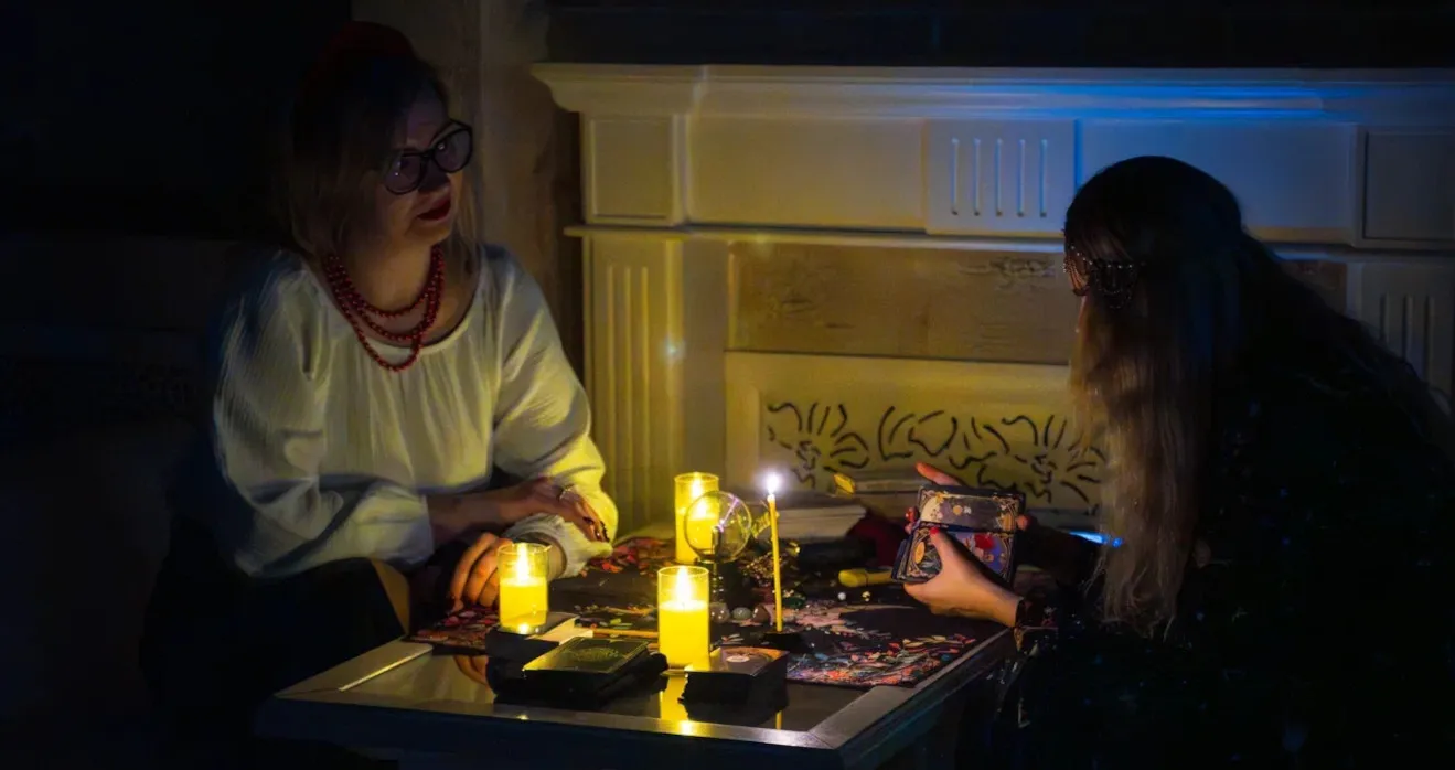 Специальные гости для развлечения гостей новогоднего корпоратива: гадания с ворожеей