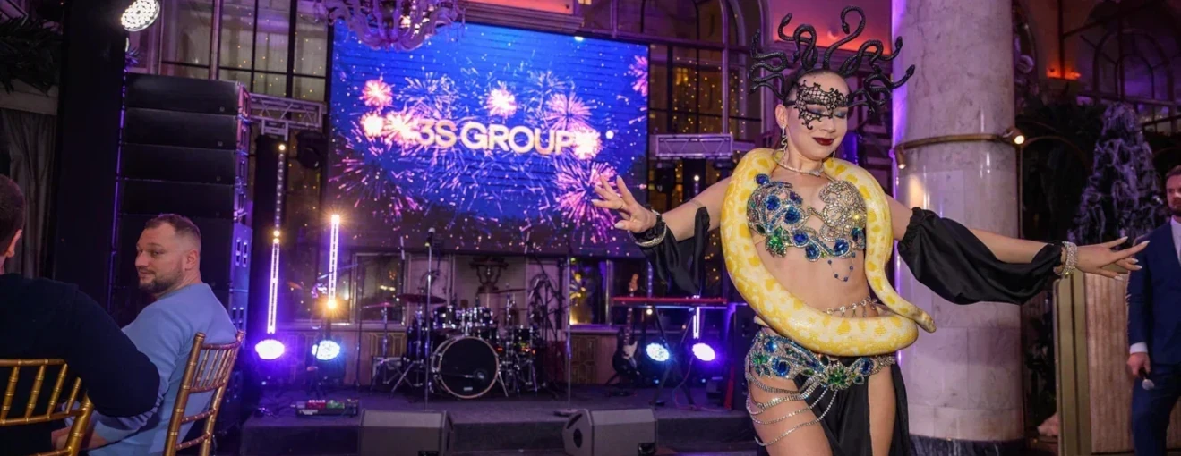 Новый год для компании 3S Group: шоу с живой змеёй