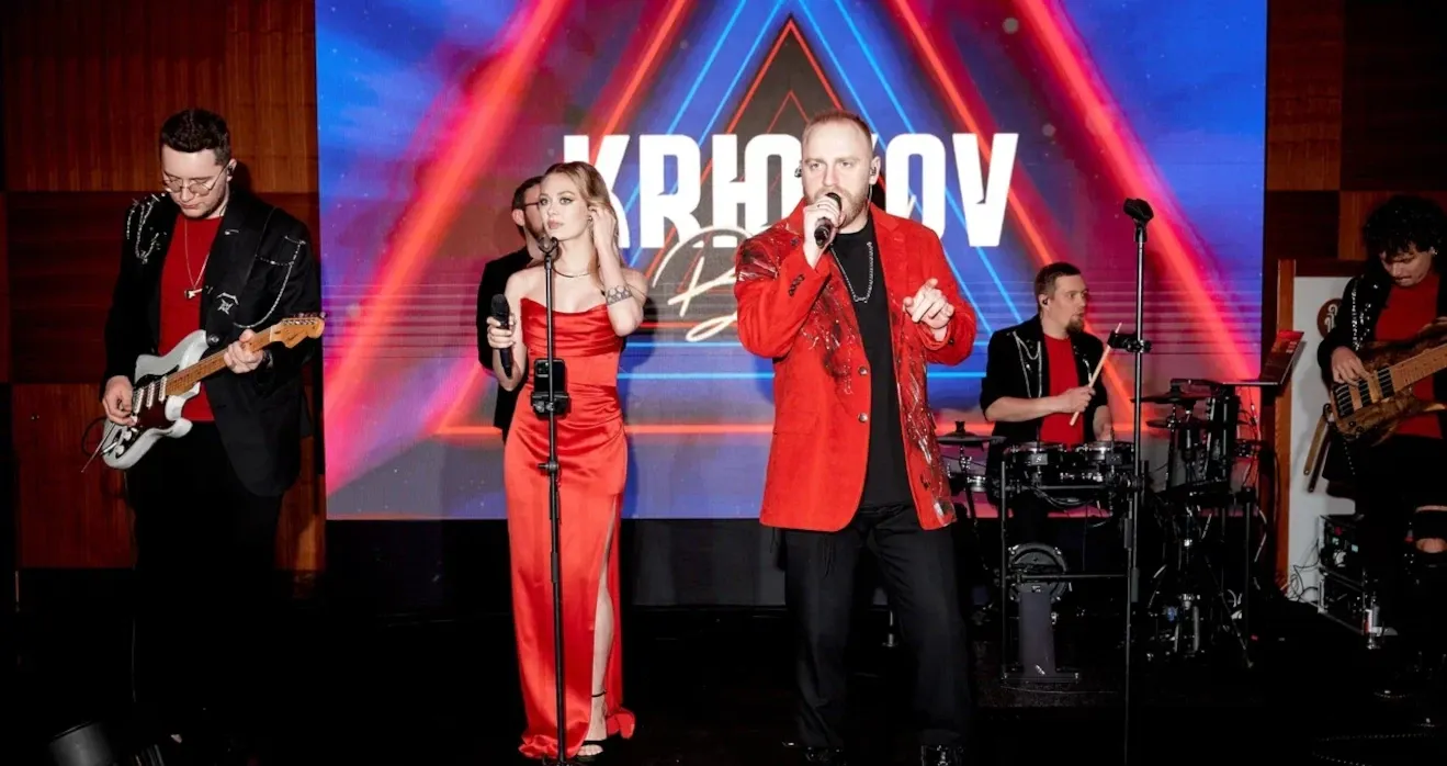 Живой вокал от кавер-группы Крюков Band на вечеринке Отельные истории