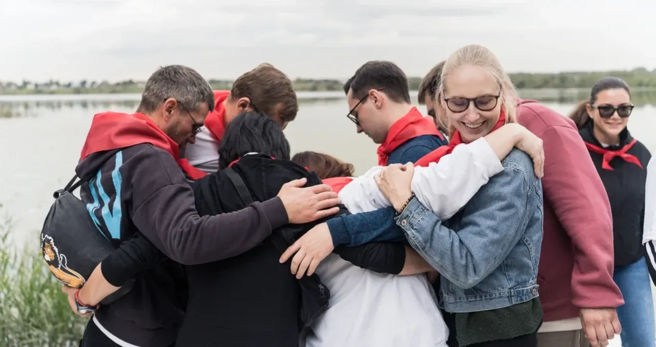 Участники летнего тимбилдинга в отличном настроении