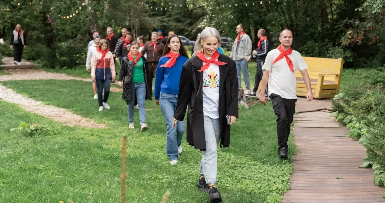 Инструктор по веревочному курсу ведёт команды R-Keeper на этапы тимбилдинга