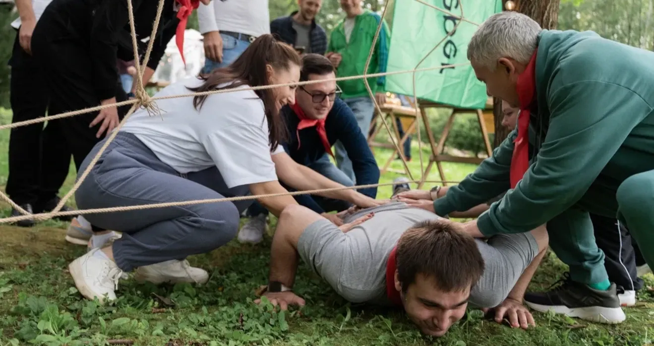 Прохождение низких этапов в программе веревочного тимбилдинга