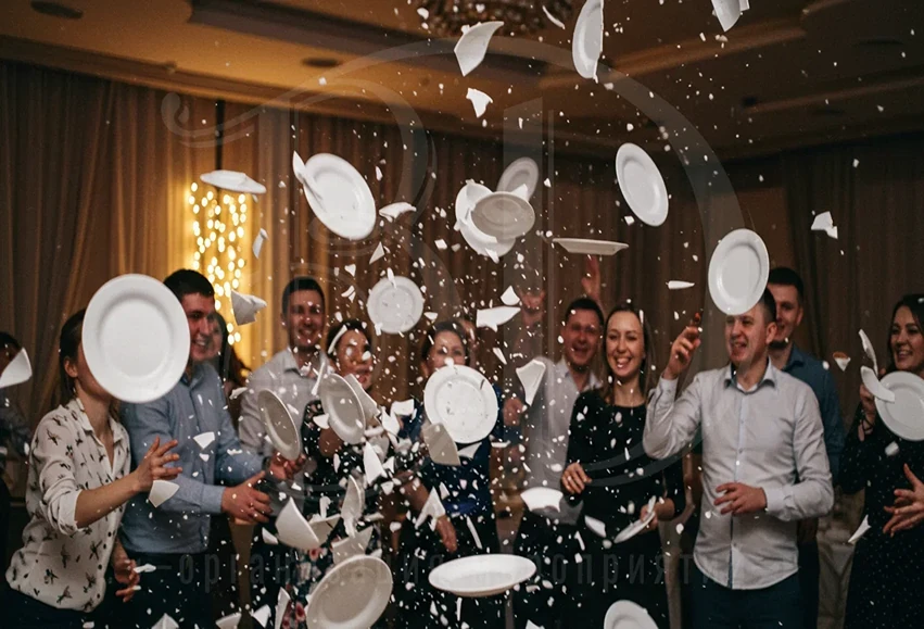 Греческие танцы с битьём тарелок на мероприятие Ансамбль греческого танца на event-мероприятие