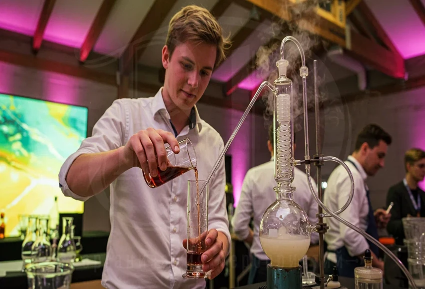 Самогонная станция на event-мероприятие от агентства Вдсервис Событий Самогон-шоу на event-мероприятие