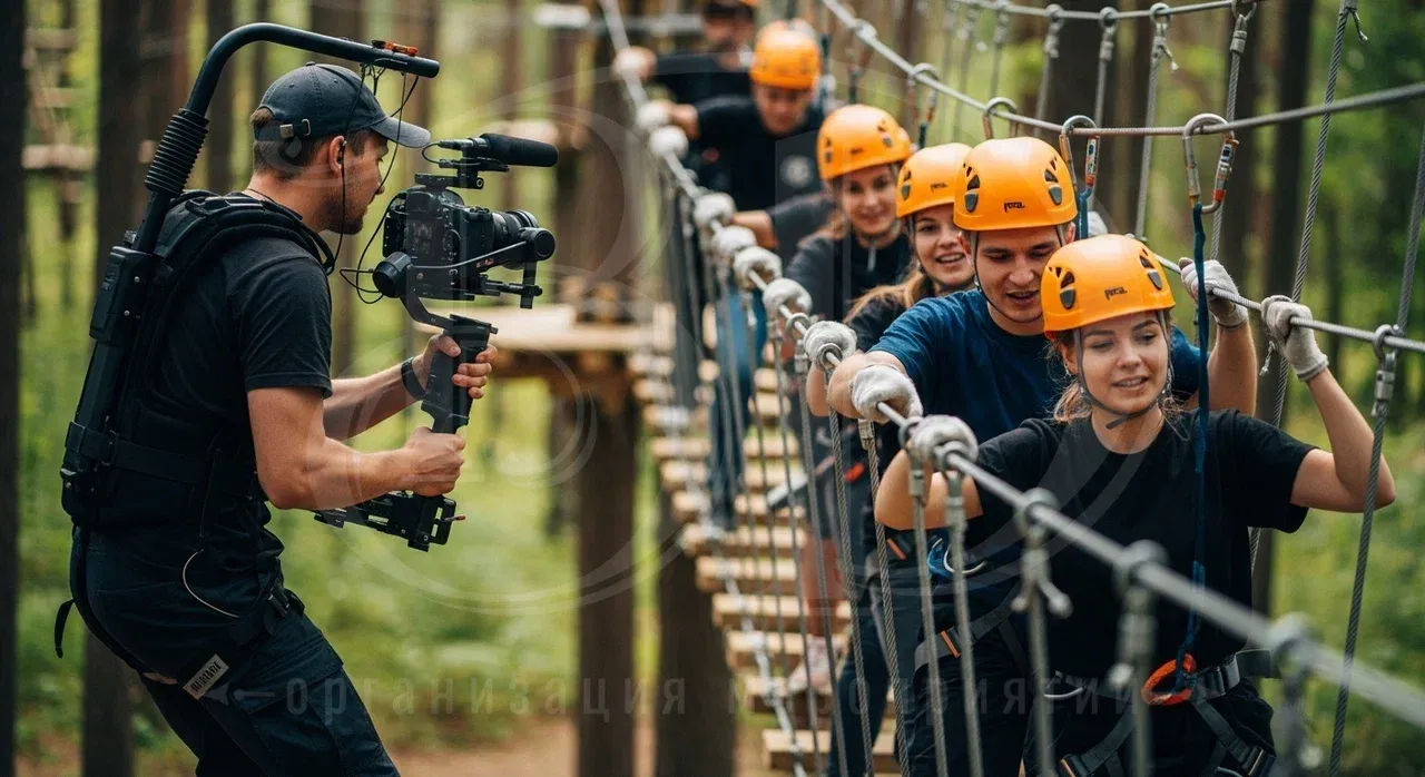 Участников веревочного тимбилдинга снимает профессиональный оператор Фото и видеосъёмка веревочного тимбилдинга