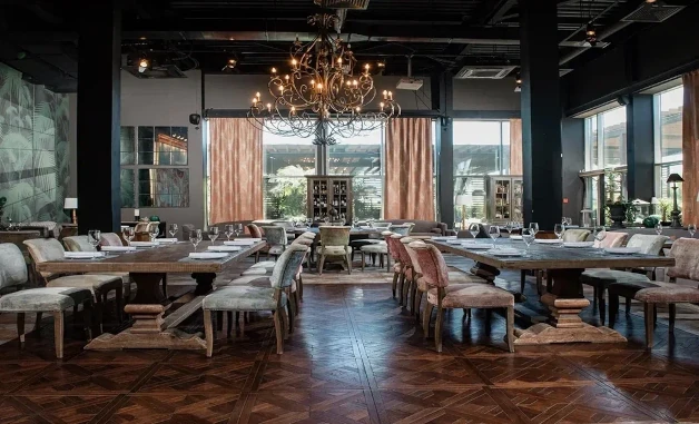 Банкетный зал ресторана Байкал для вечеринки в стиле телепередач в Сочи