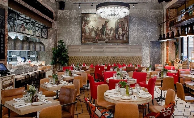 Банкетный зал ресторана Высота 5642 для иллюзионного шоу в Сочи