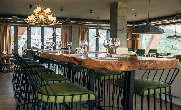 Основной зал ресторана Kauri для лазерного шоу в Сочи