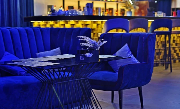 Зал-ресторан в PlutuS Resto Club для бармен-шоу в Сочи